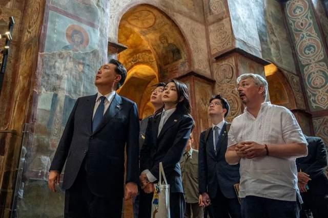 尹锡悦突访乌克兰，夫人抢风头