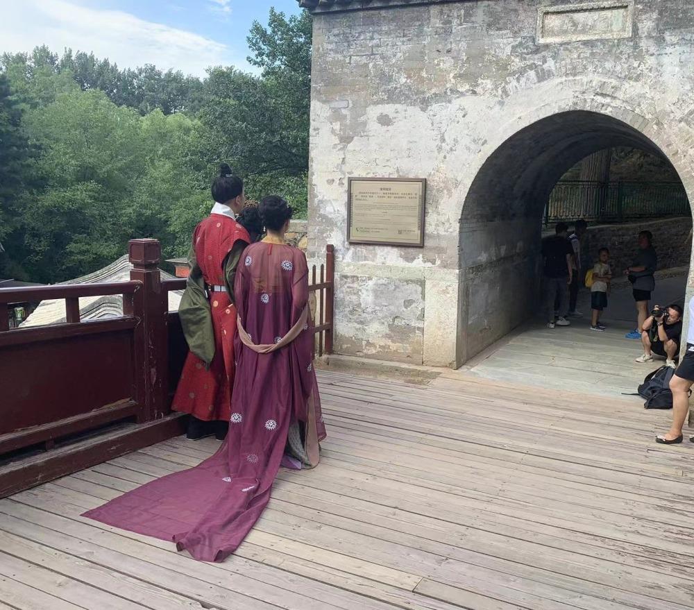 三脚架反光板藏包里,商业拍摄盯上颐和园,园方回应