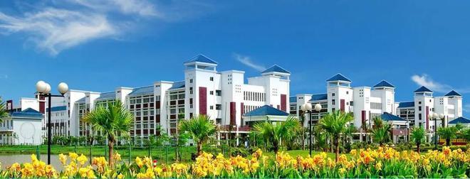 东莞一学校收四千元校服费引质疑！市教育局责成学校立即整改