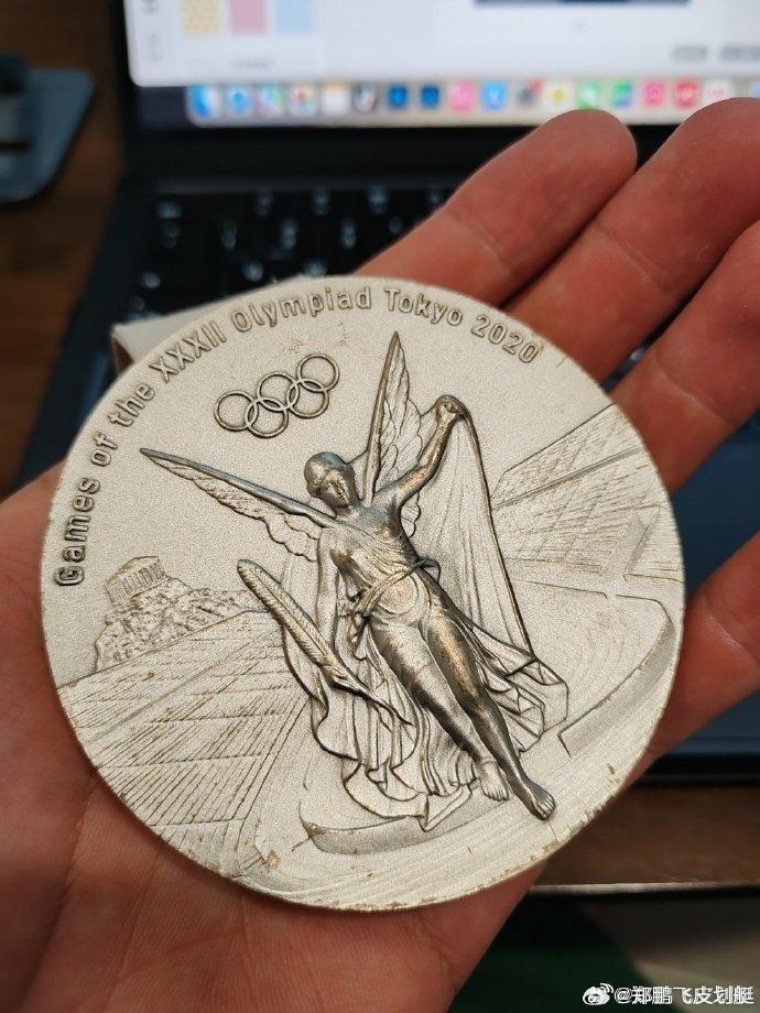 皮划艇运动员郑鹏飞吐槽东京奥运会奖牌成废铁:放了2年就氧化