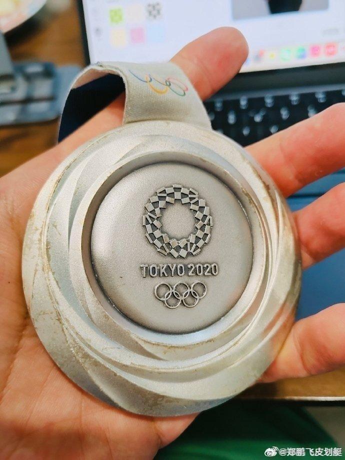 皮划艇运动员郑鹏飞吐槽东京奥运会奖牌成废铁:放了2年就氧化