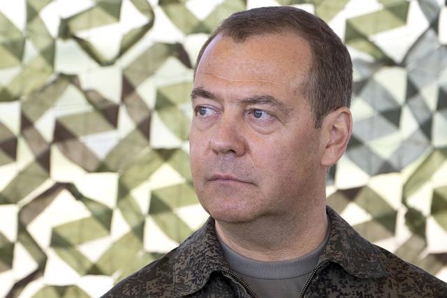 克里米亚大桥再遭袭!普京下令调查,梅德韦杰夫:与“恐怖分子”对话无用,唯一出路是摧毁其最高领导层