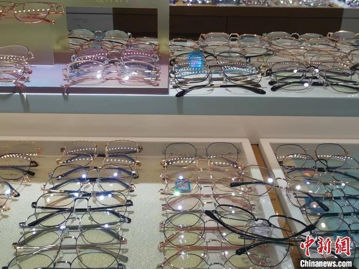 一副眼镜动辄上千，谁在“收割”近视眼