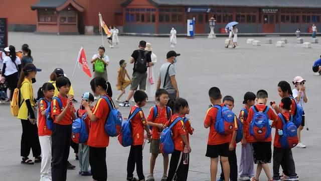 3小时400元，谁在靠研学团捞金？