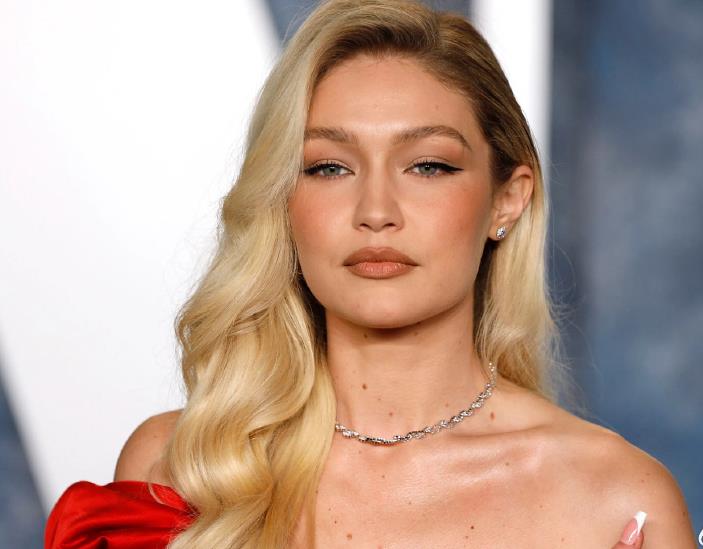 超模Gigi因携带大麻被捕,她当庭承认吸毒,交七千罚金后获释