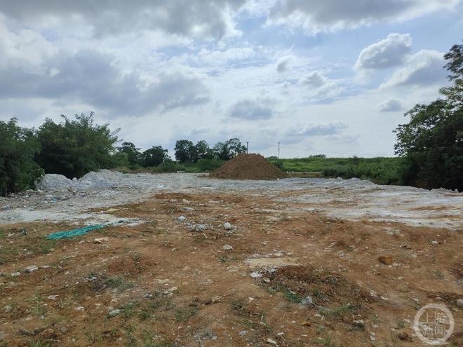 卫片执法发现农田被取土挖坑要求复垦,谁在作假:坑里填垃圾表面盖黄土