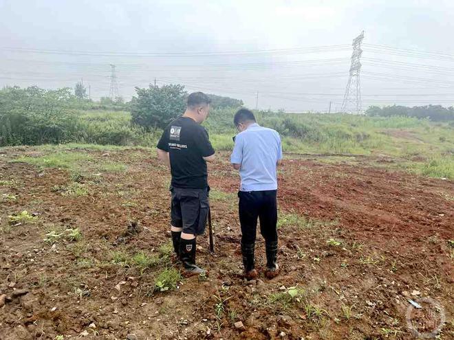 卫片执法发现农田被取土挖坑要求复垦,谁在作假:坑里填垃圾表面盖黄土