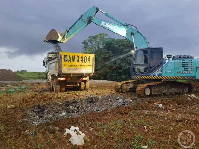 卫片执法发现农田被取土挖坑要求复垦,谁在作假:坑里填垃圾表面盖黄土