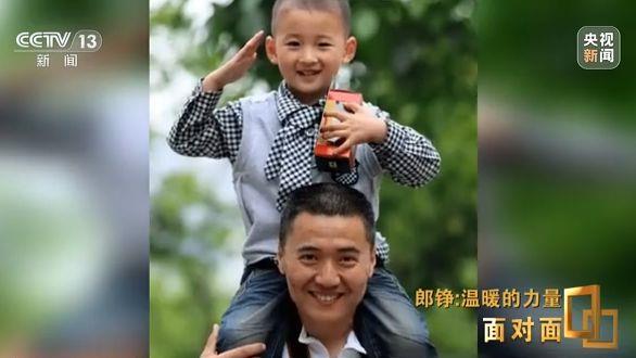 恭喜！“敬礼娃娃”郎铮被北京大学录取