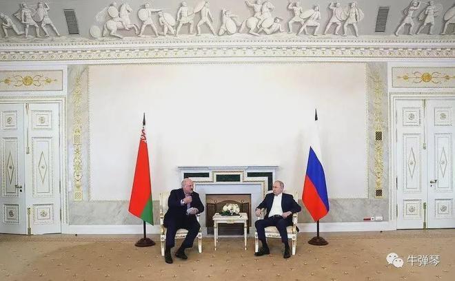 这一幕很戏剧性，卢卡申科告诉普京一个秘密