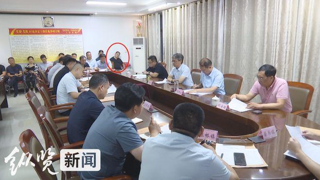 河南一副局长开会时在县委书记旁边打瞌睡？官方称不属实是在活动脖子