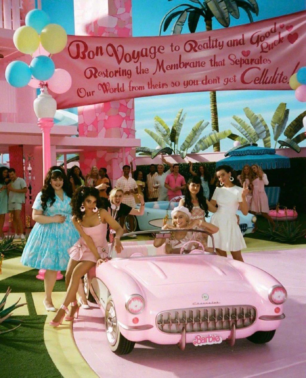 《芭比》曝新幕后照 格蕾塔·葛韦格穿粉色连体衣