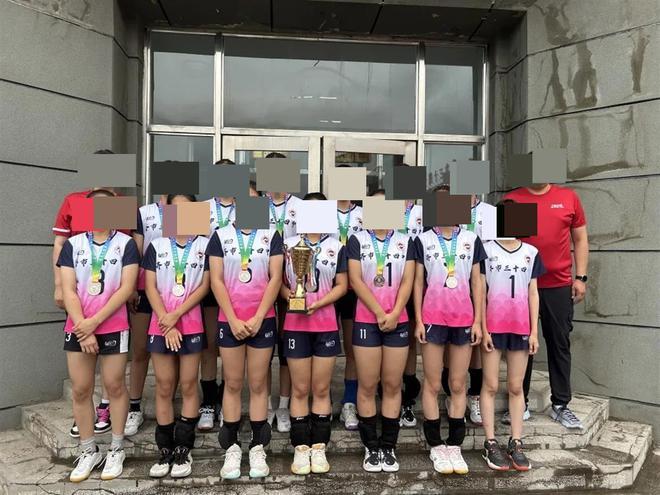 被珍珠岩压塌的排球梦：齐齐哈尔10名小队员和1名教练遇难，幸存队友发文“好朋友全走了”