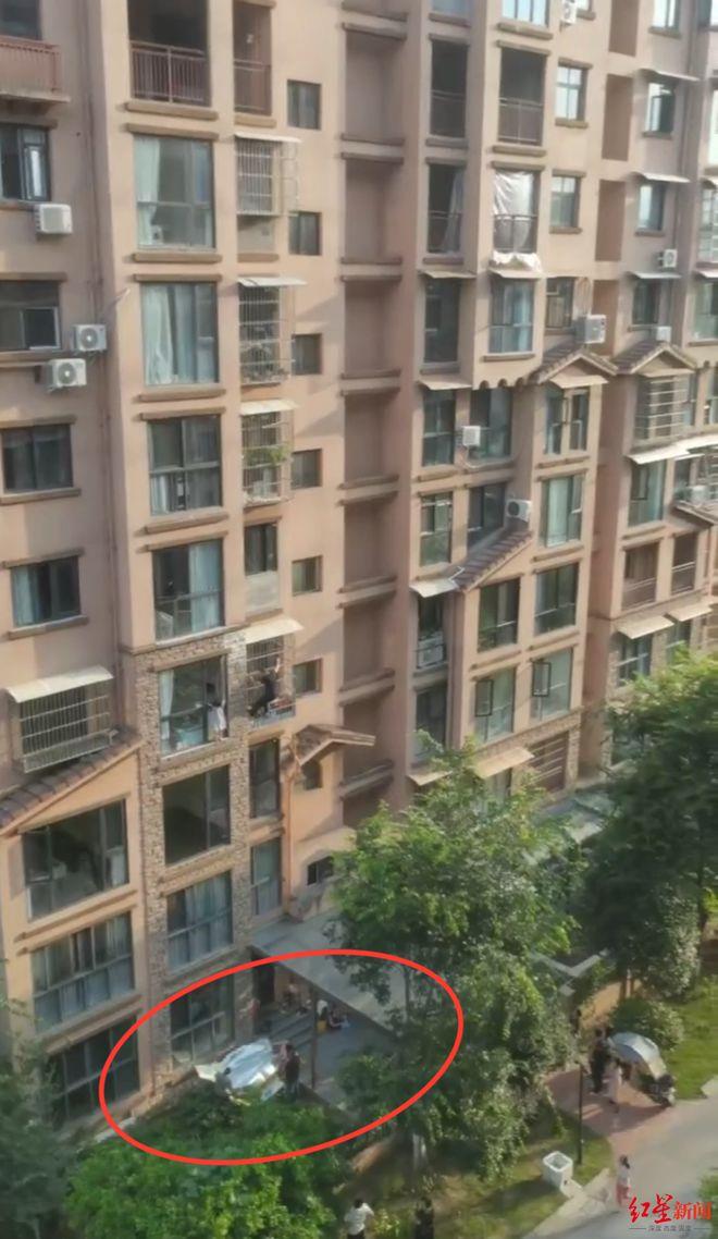 惊险!5岁小女孩悬身4楼窗外,53岁邻居徒手爬楼救下,自称只是举手之劳