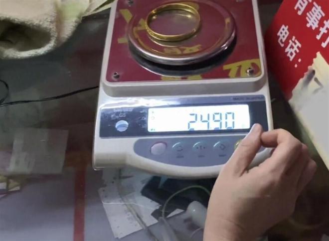 网红博主带秤实探黄金回收店，27克手镯少算8克价差3600元？市监局回应