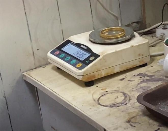 网红博主带秤实探黄金回收店，27克手镯少算8克价差3600元？市监局回应