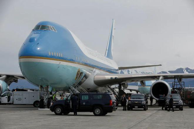 使用“空军一号”短舷梯,拜登团队“绝招”快用光了 | 京酿馆