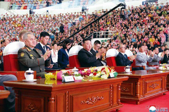 朝鲜夜间阅兵庆祝“战胜节”，韩前高官担忧“停战70年，再来一战”