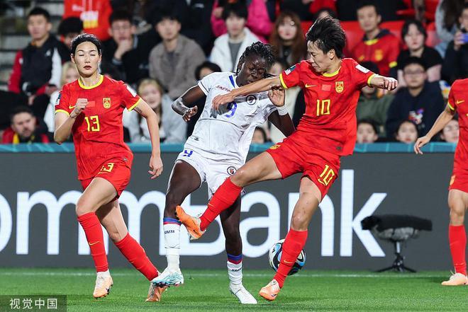 少一人作战又怎样!十人中国女足1-0海地,王霜点球破门