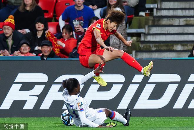 少一人作战又怎样!十人中国女足1-0海地,王霜点球破门