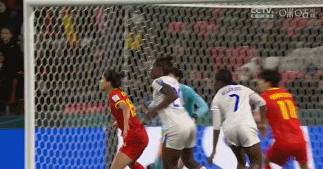 少一人作战又怎样!十人中国女足1-0海地,王霜点球破门