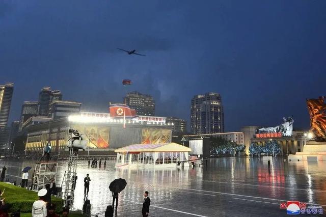 大型无人机、水下核鱼雷都“搓”出来了?时隔五个月,朝鲜这场大阅兵看点太多!