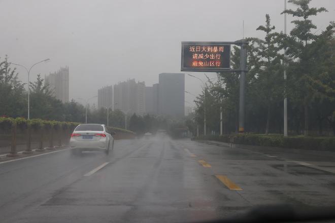 暴雨红色预警下的京津冀：景区关闭，市民非必要不外出 洪灾高风险地区组织专人盯守