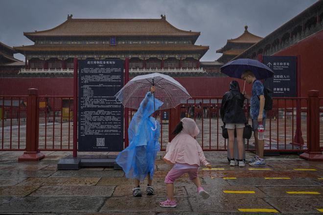 暴雨红色预警下的京津冀：景区关闭，市民非必要不外出 洪灾高风险地区组织专人盯守