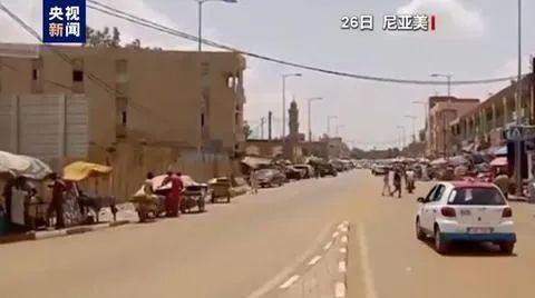 法国驻尼日尔大使馆遭冲击，抗议者高呼“俄罗斯万岁”和“打倒法国”