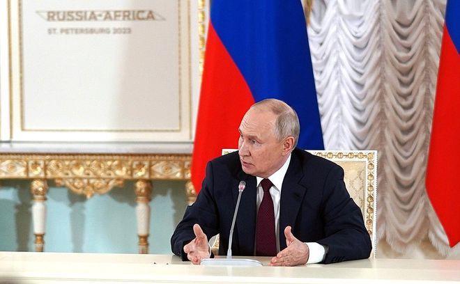 被问“为何决定不去南非出席金砖峰会”，普京：不认为去参会比留在国内重要