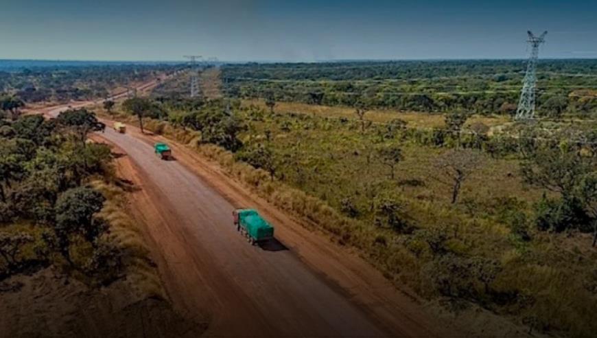 日本东京大楼爆炸瞬间：门窗和大量碎片飞出 有人高喊“快逃”