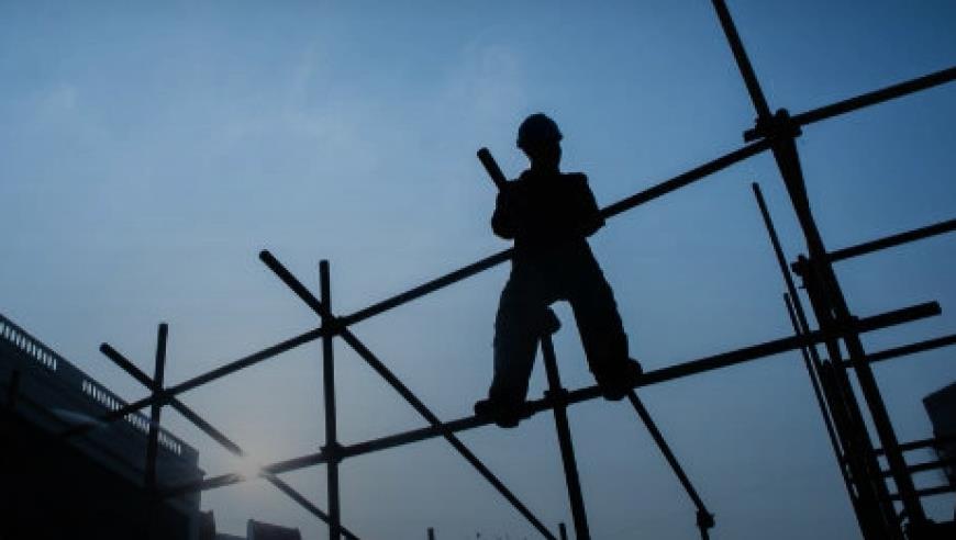 老师家里有白事，家长在群里号召出15辆车？校方：系家长自发行为，已制止