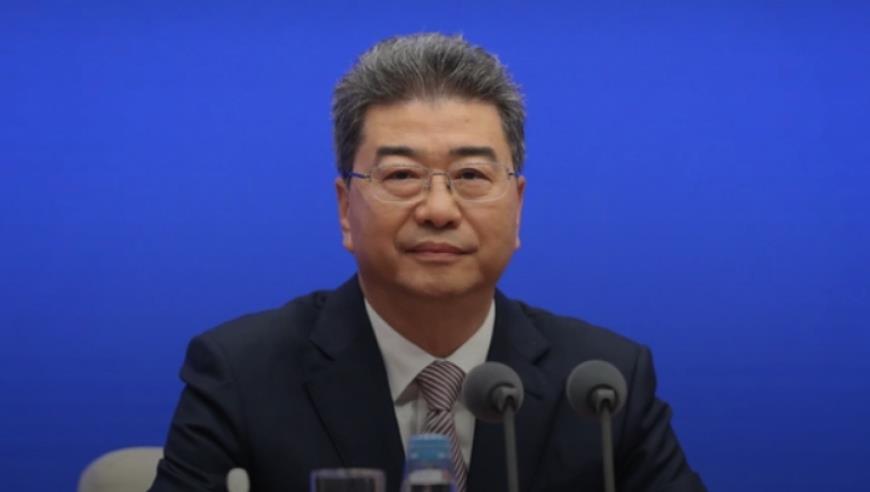 女婴出生第一天喝过期两月奶粉呕吐哭闹不止，母婴店称与此无关，市场监管部门已介入