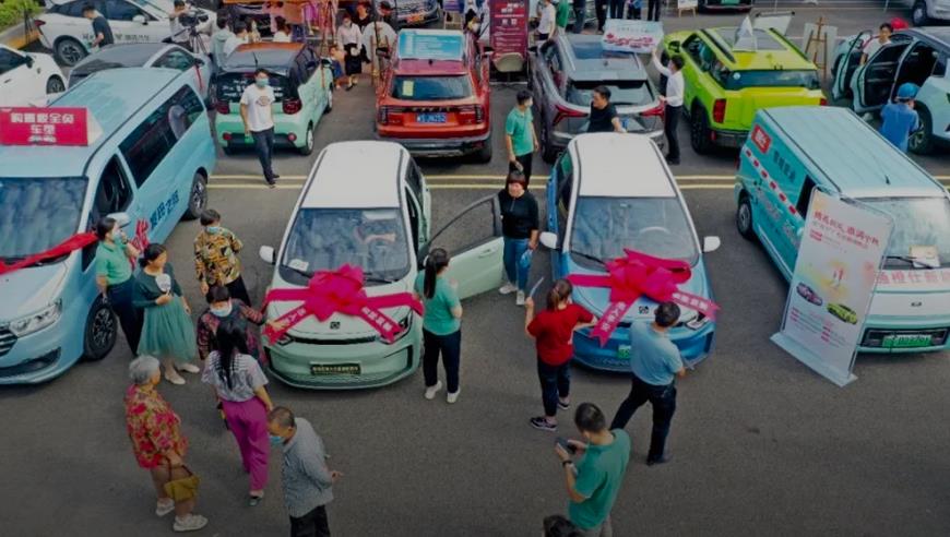 年轻人“盯上”电动轮椅 上路违规吗？