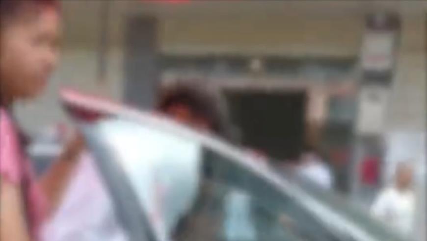 江苏一社区干部雨中徒手扒井盖排水被质疑“摆拍太夸张”，政府办称将反馈给领导