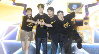 《热烈》空降环球影城 黄渤王一博携惊叹号飙舞