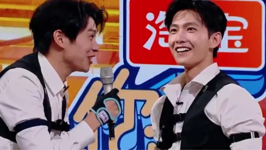 理想汽车宣传让孩子在行驶车内写作业，网友怒怼：笔插到脸你们负责吗