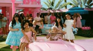 《芭比》曝新幕后照 格蕾塔·葛韦格穿粉色连体衣