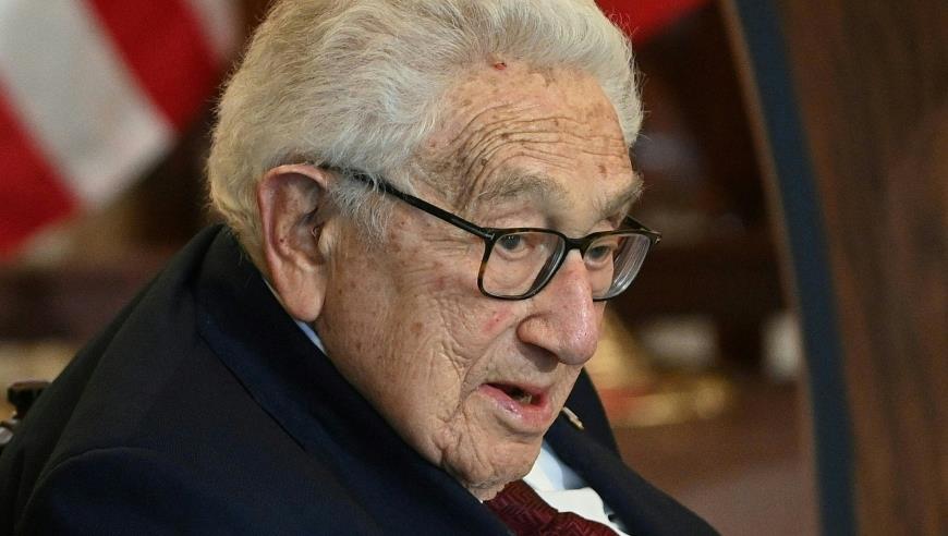 知名男演员剧中睡姿引发网友热议！这样睡相当于脖子上吊了16瓶矿泉水，可能引发大问题