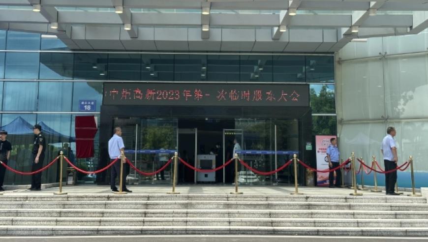 小伙被嘲买不起泡面，一怒全买下再摔地上，是忘了反食品浪费法吗？