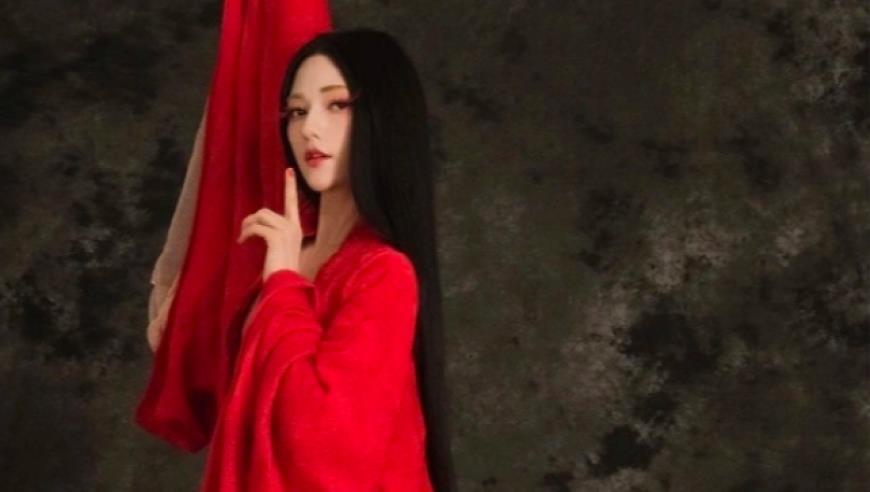 区委书记参加手工割麦比赛手法娴熟获好评，村民：以前一定干过农活