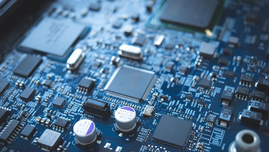 李玟丧礼前夕，韩红追悼花圈曝光，姐姐李思林忍痛露面录制节目