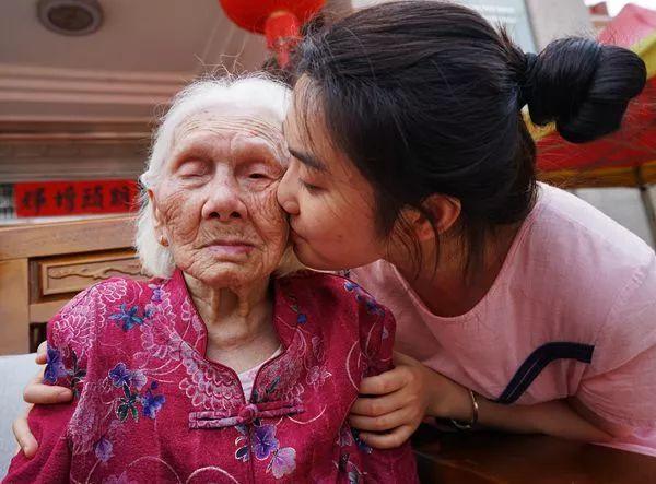 老人过生日被孙子抱起切9层大蛋糕,究竟是怎么一回事?