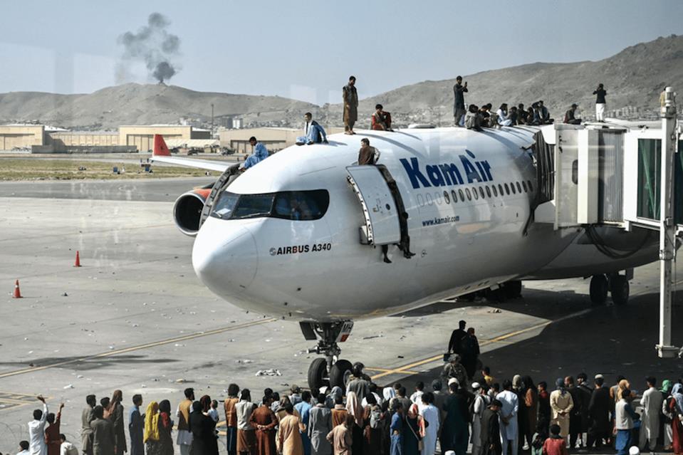 拜登演讲时频频踢讲台还想站上去,究竟是怎么一回事?