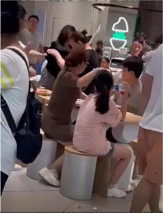 上海一餐厅两女子为抢座用餐具互砸,究竟是怎么一回事?