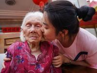 老人过生日被孙子抱起切9层大蛋糕,究竟是怎么一回事?