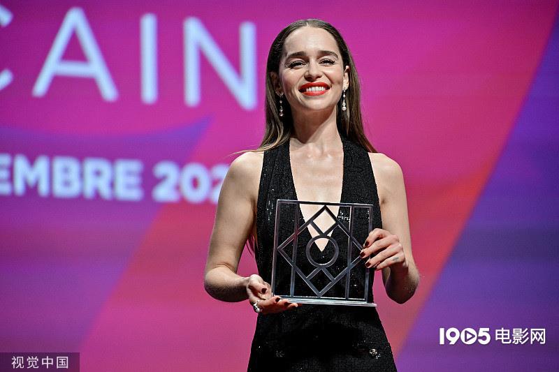“龙妈”获“新好莱坞”奖 V字长裙秀出好身材