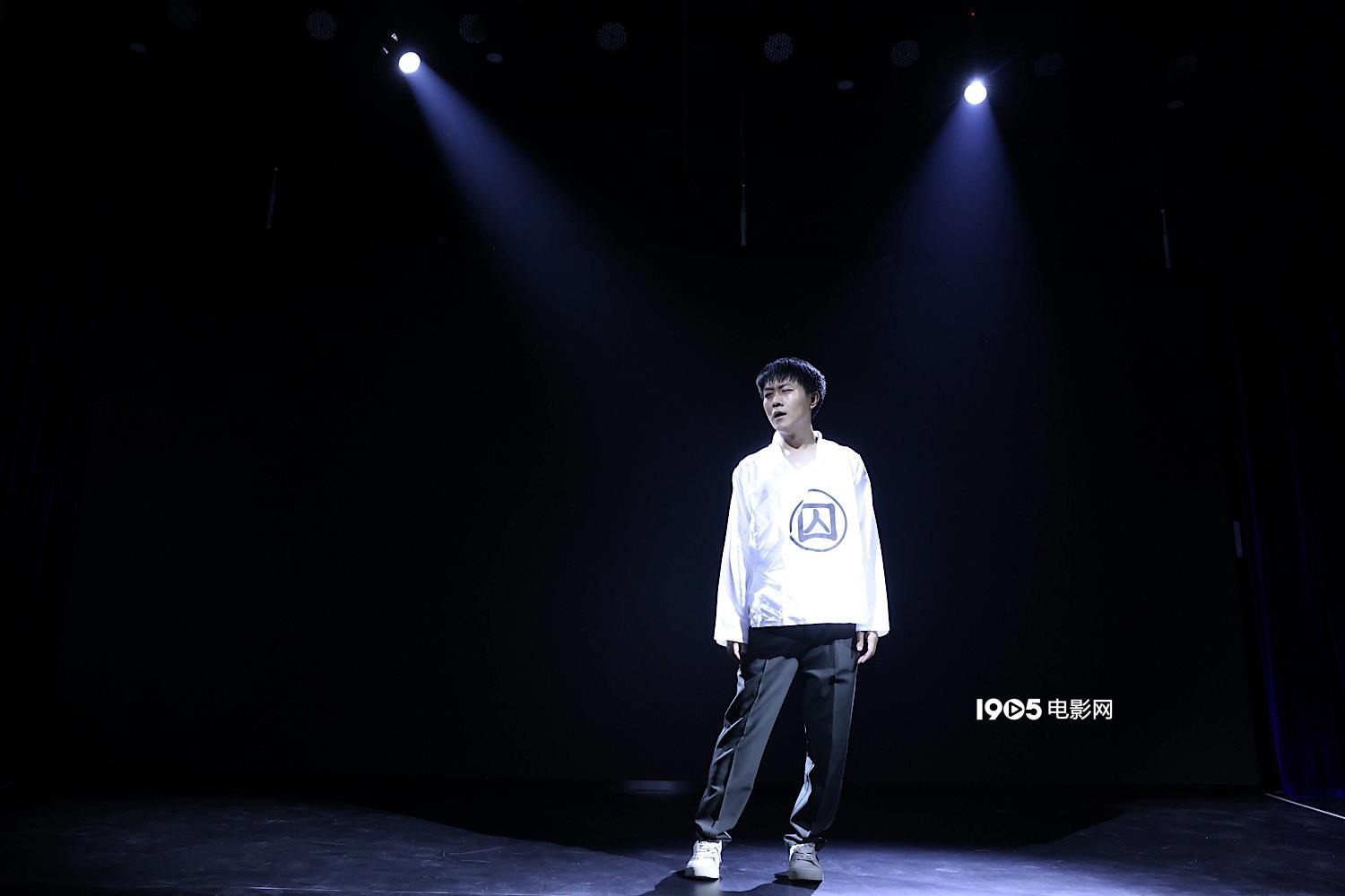 《今夜,主打一个爆炸》首演 在爆笑中思考人生