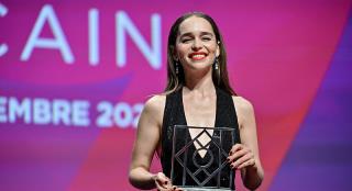 “龙妈”获“新好莱坞”奖 V字长裙秀出好身材