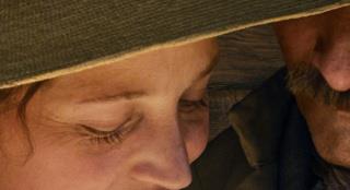 维果·莫滕森自导自演新片《死人无害》发布海报